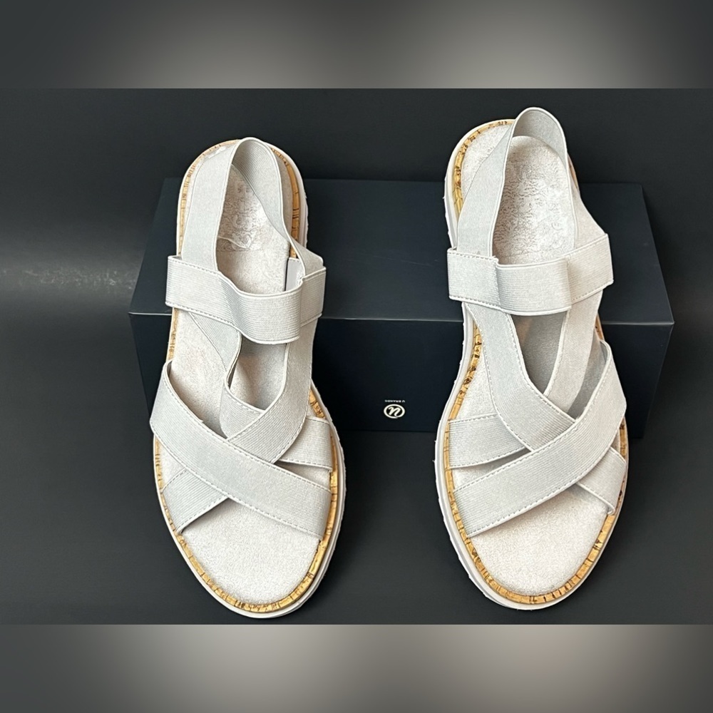 NEW sandals B-52 by bullboxer, size 8